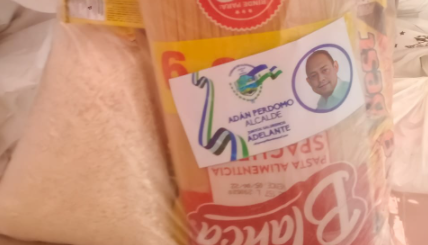 Mujeres usaban productos de los paquetes alimentarios para promover imagen del alcalde de Ilopango mujeres-usaban-productos-de-los-paquetes-alimentarios-para-promover-imagen-del-alcalde-de-ilopango